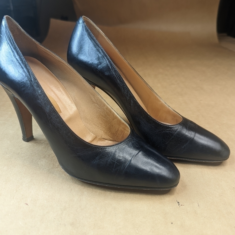 Gucci women's sz 8 Classic Navy blue leather 3.5" heels slip on pumps. Authenti